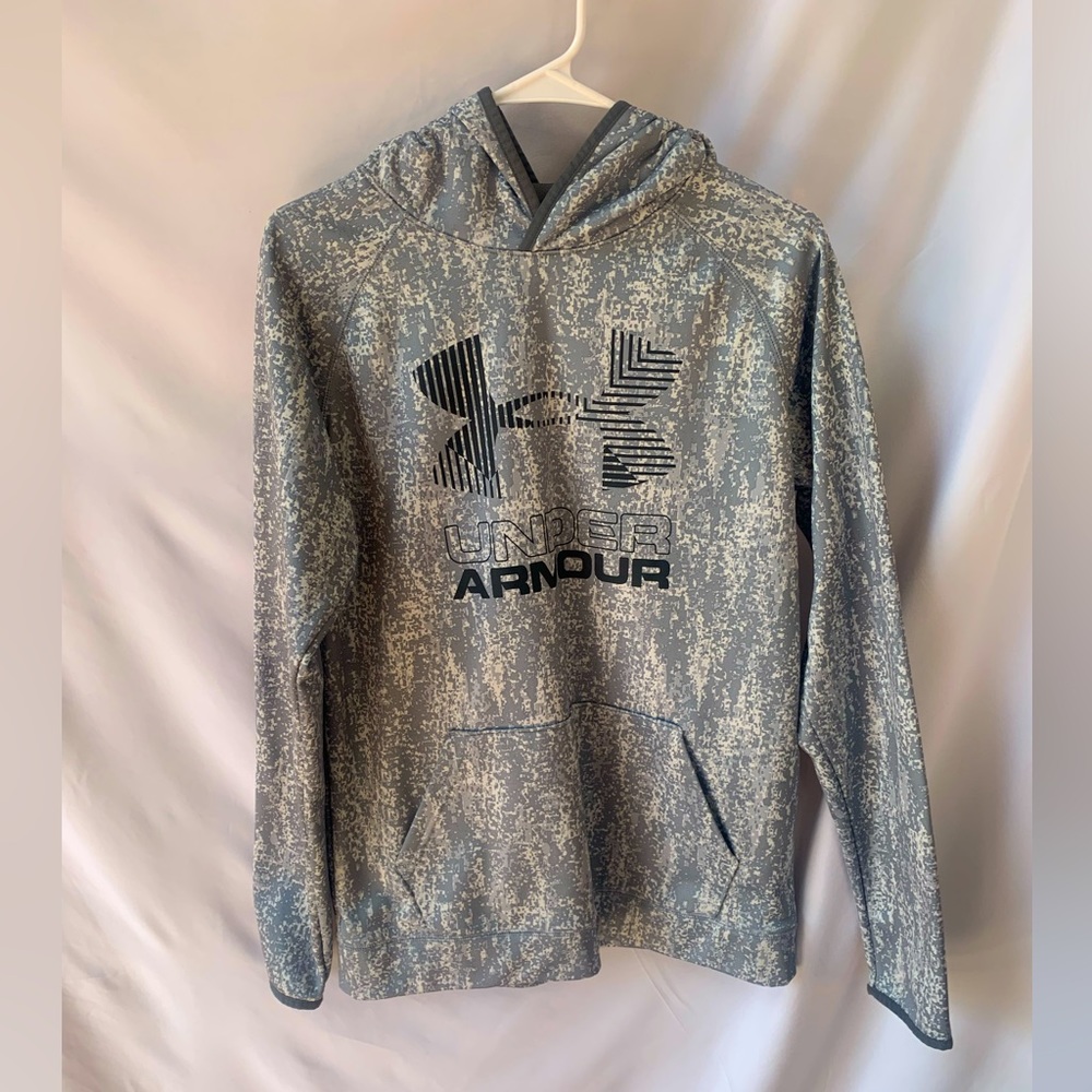 Under Armour Boys Youth XL hoodie. like new condition. Runs large
